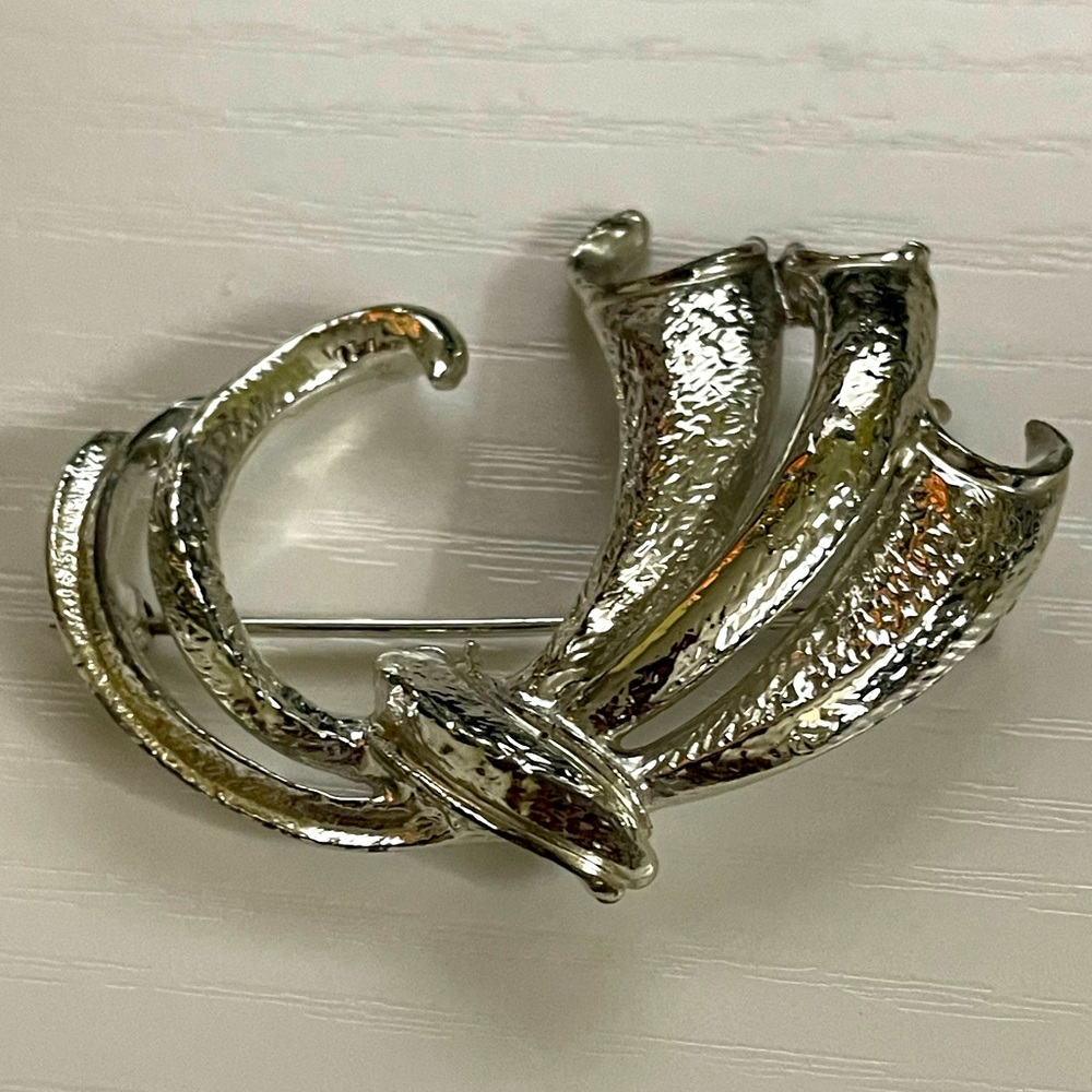 Silver Tone Leaf Swirl Brooch Pin Vintage Costume Jewelry Abstract Shiny Unmarkd